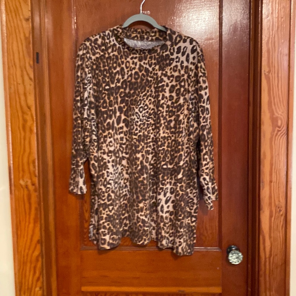 COPY - Women’s size 26/28 2X top. Tunic style with mock neck. Excellent used co…